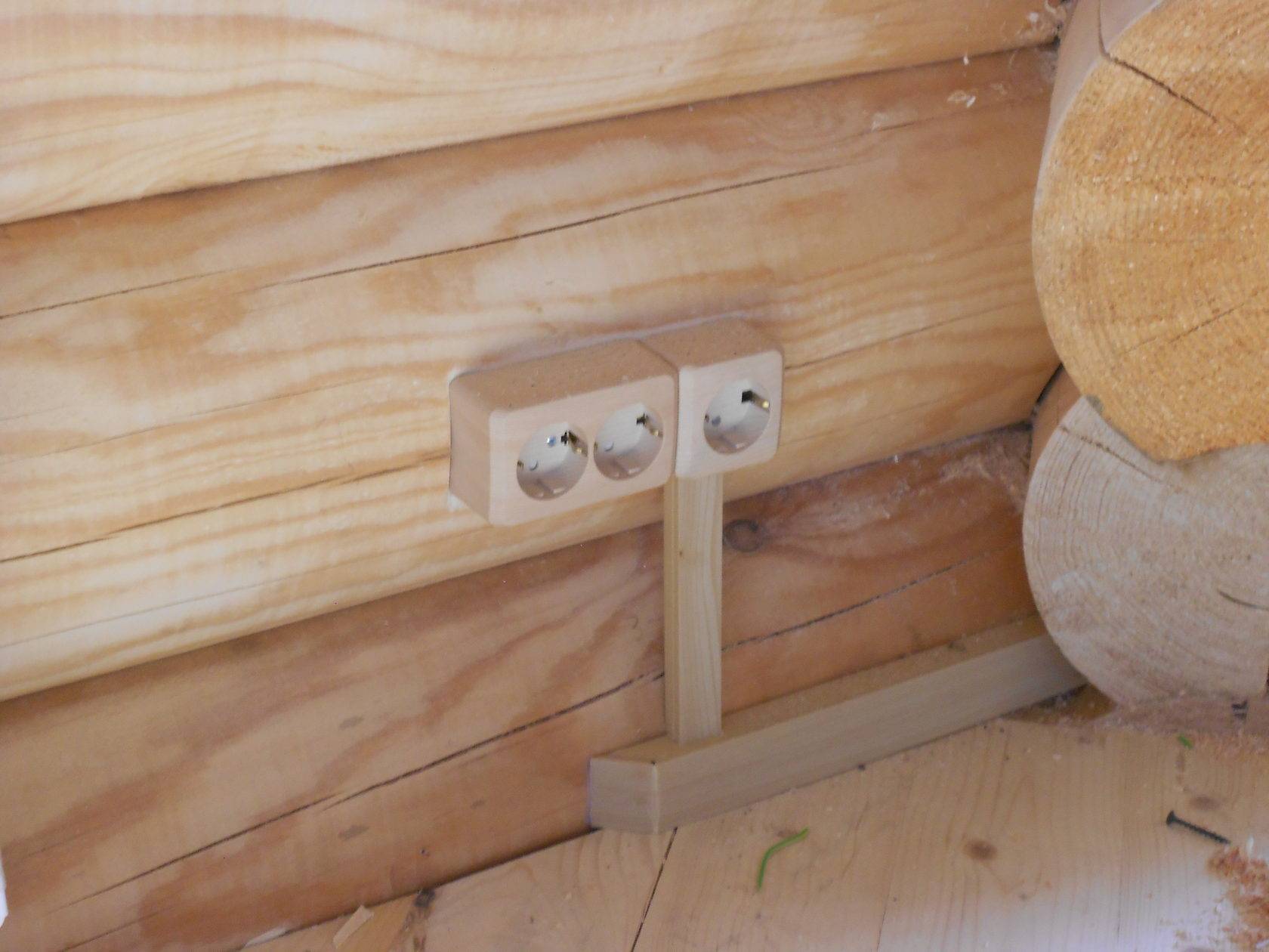 Электропроводка в деревянном доме своими руками: пошаговая инструкция и схемы