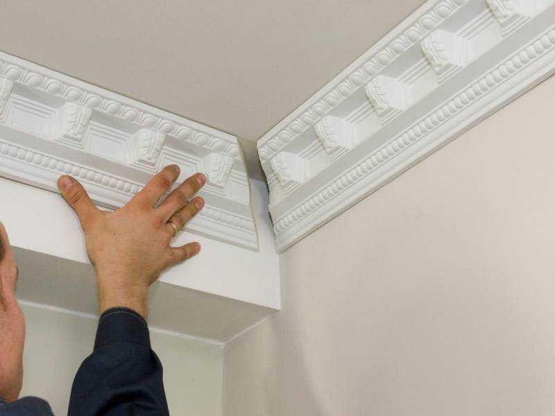 Как клеить плинтус на потолок: выбор галтелей, расчёт материалов, самостоятельный монтаж