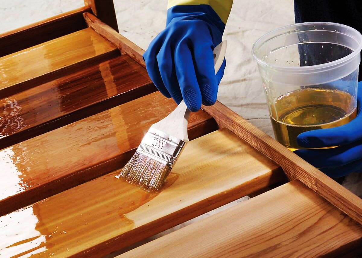 Покраска деревянных дверей своими руками: пошаговое руководство с советами, как и чем лучше красить в домашних условиях