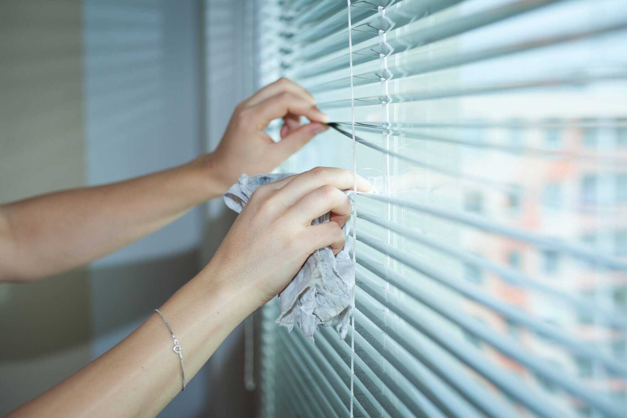 Как помыть жалюзи, не снимая с окон | эффективные способы чистки жалюзи в домашних условиях