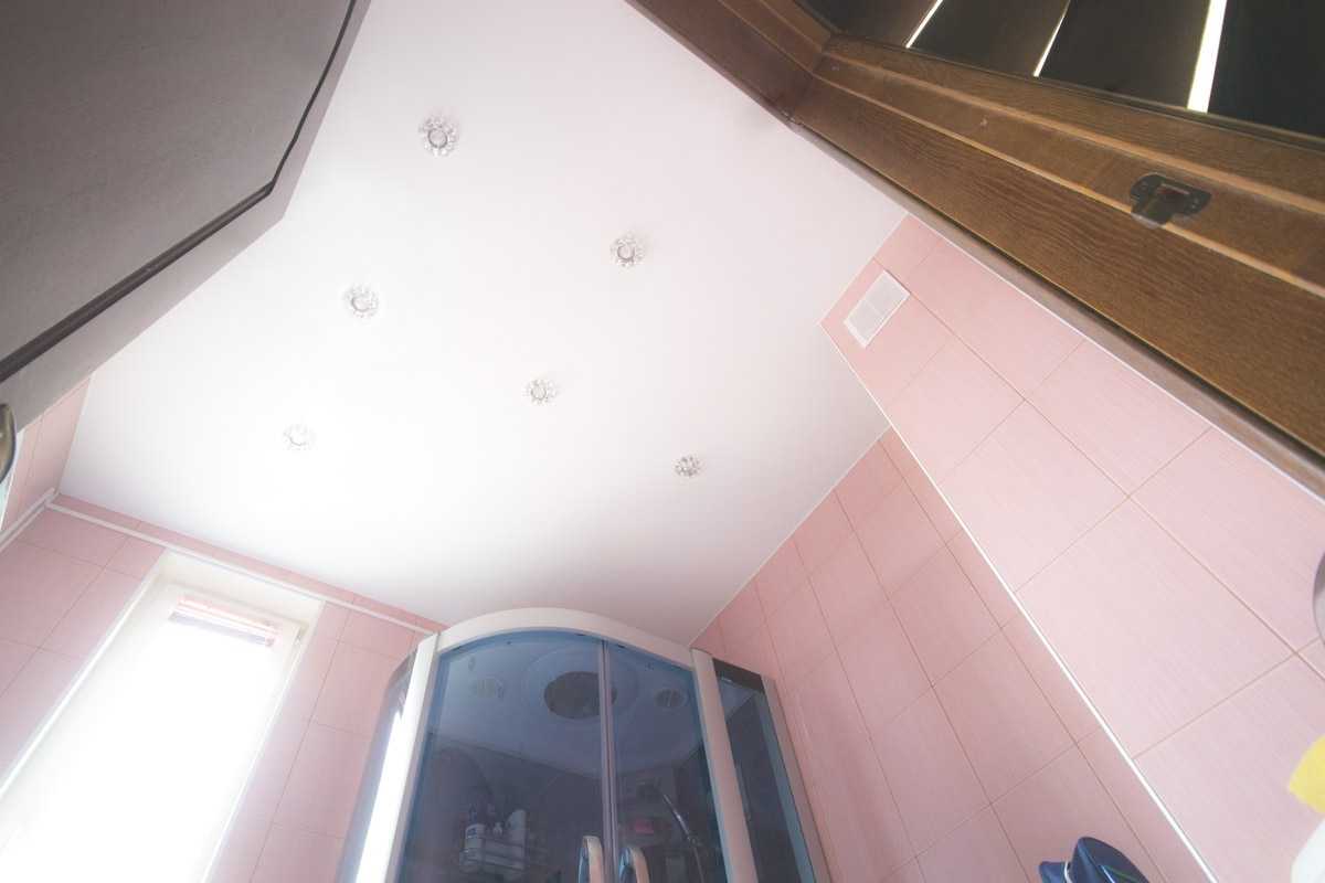 Установка натяжного потолка в ванной комнате: видео монтажа, плюсы и минусы в интерьере