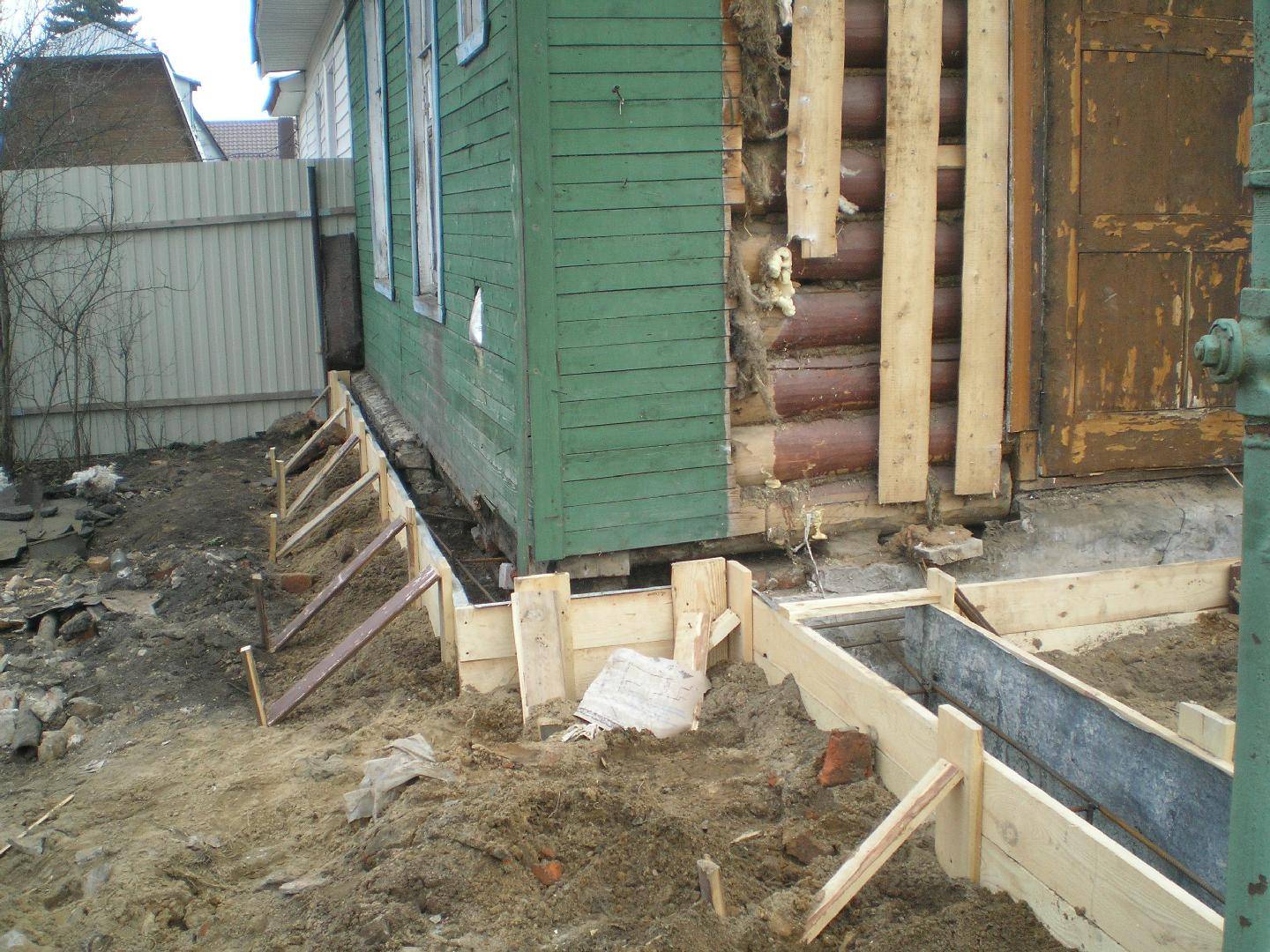 Как залить ленточный фундамент под стоящий (старый) деревянный дом своими руками