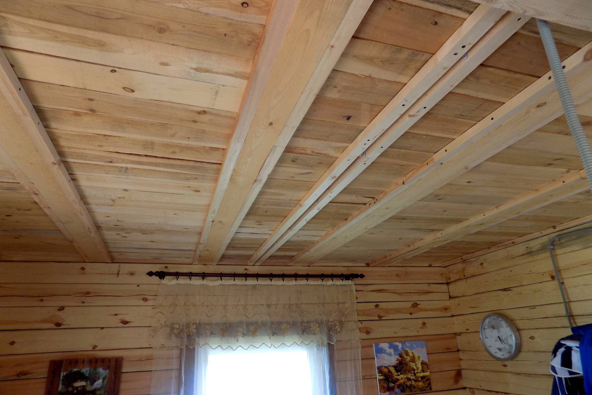 Как выровнять потолок в деревянном доме