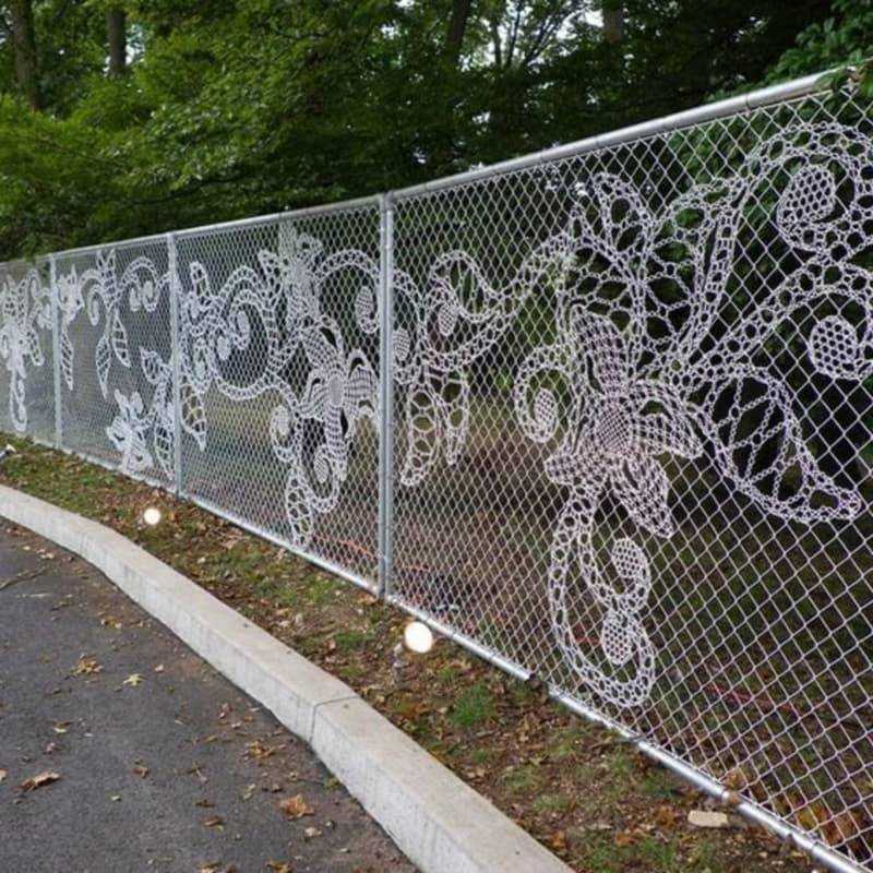 Как покрасить сетку-рабицу на заборе: основные способы (+20 фото)