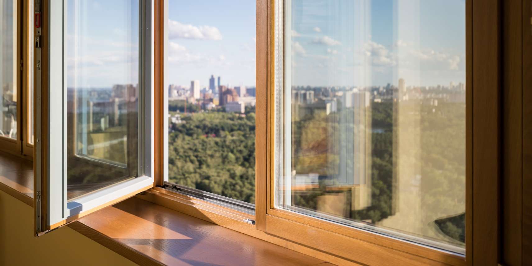 Деревянные или пластиковые: какие окна лучше для городской квартиры?