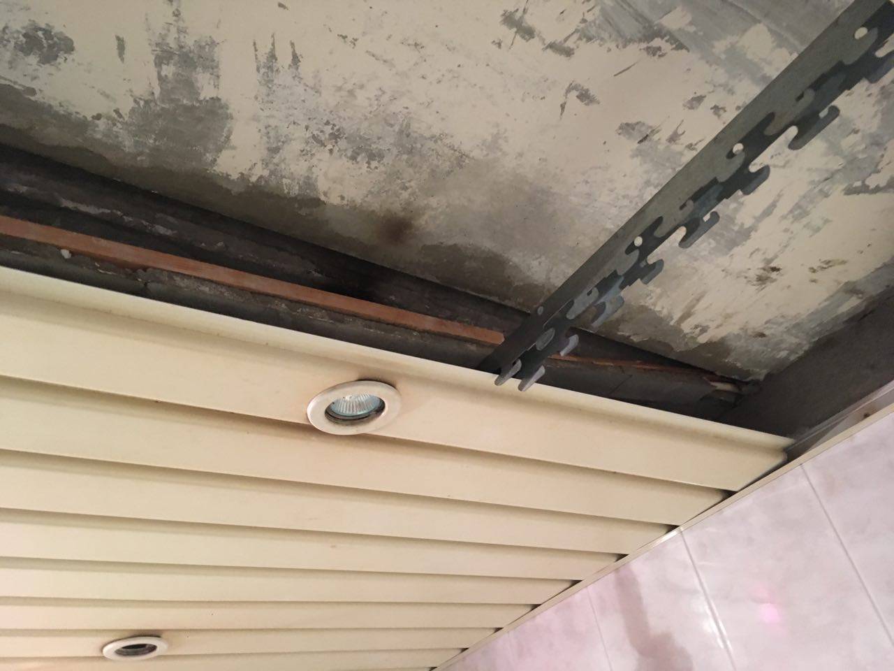 Демонтаж реечного потолка