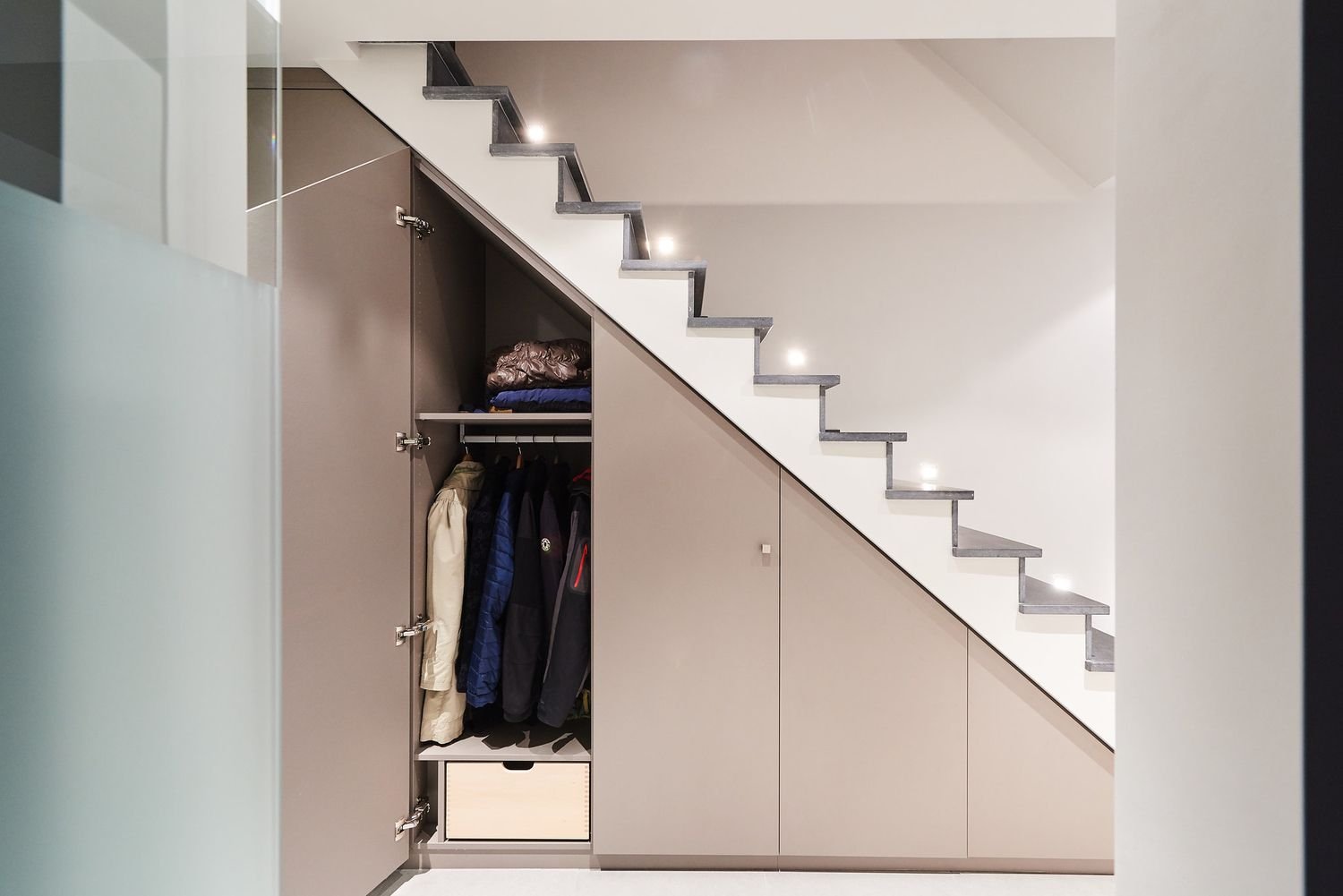 Шкаф под лестницей: 40+ фото в интерьере, примеры дизайна