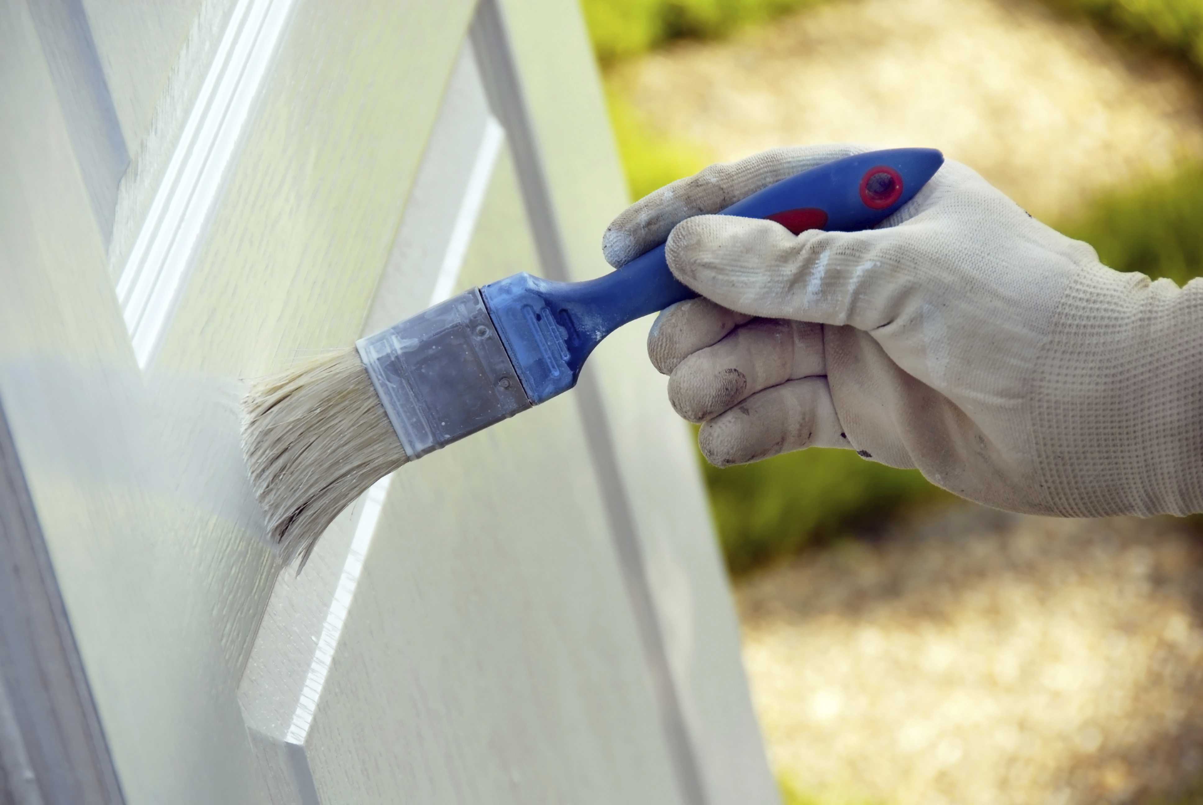 Чем и как покрасить деревянные двери своими руками