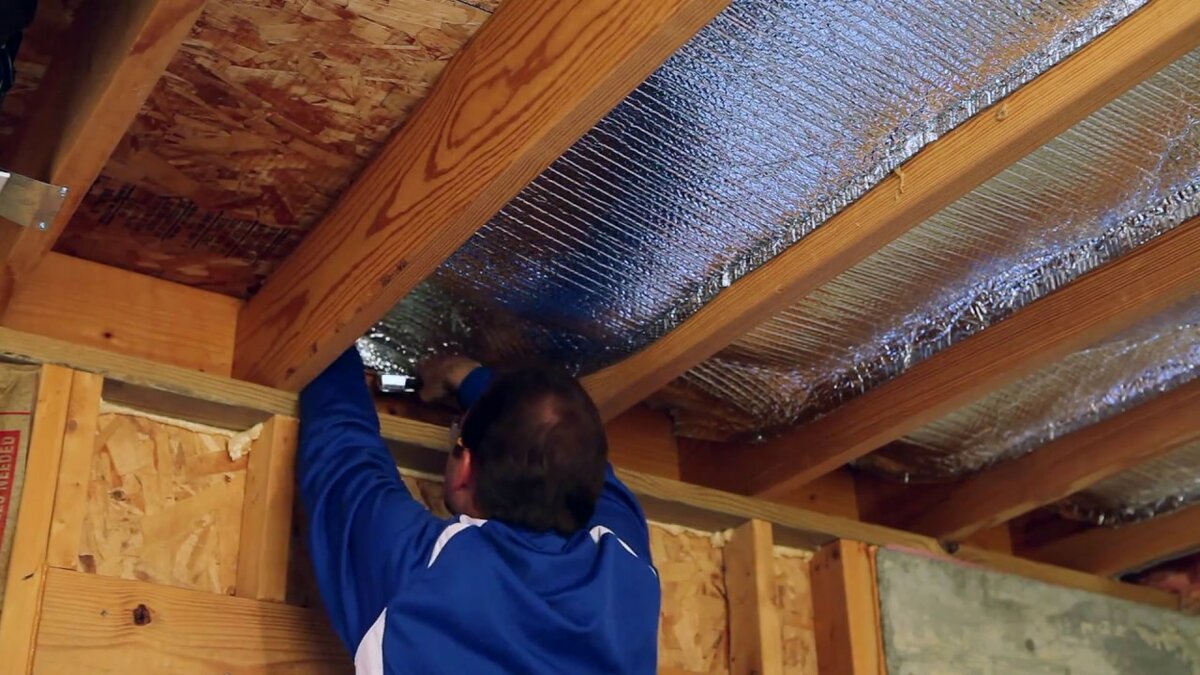 Как правильно и чем утеплить потолок в деревянном доме с холодной крышей