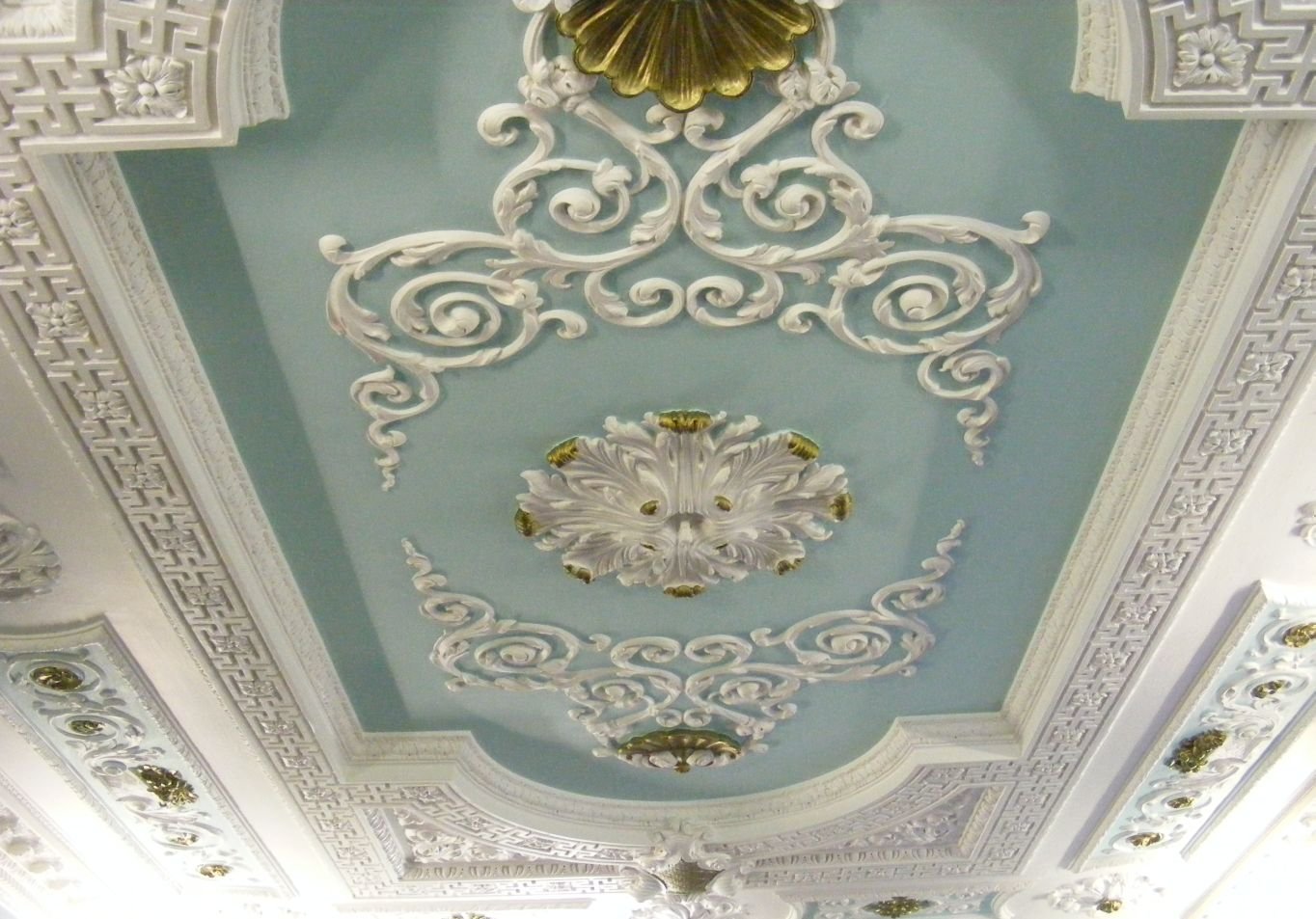 Лепнина на потолке и плитка из гипса: реставрация и ремонт, дизайн на фото
