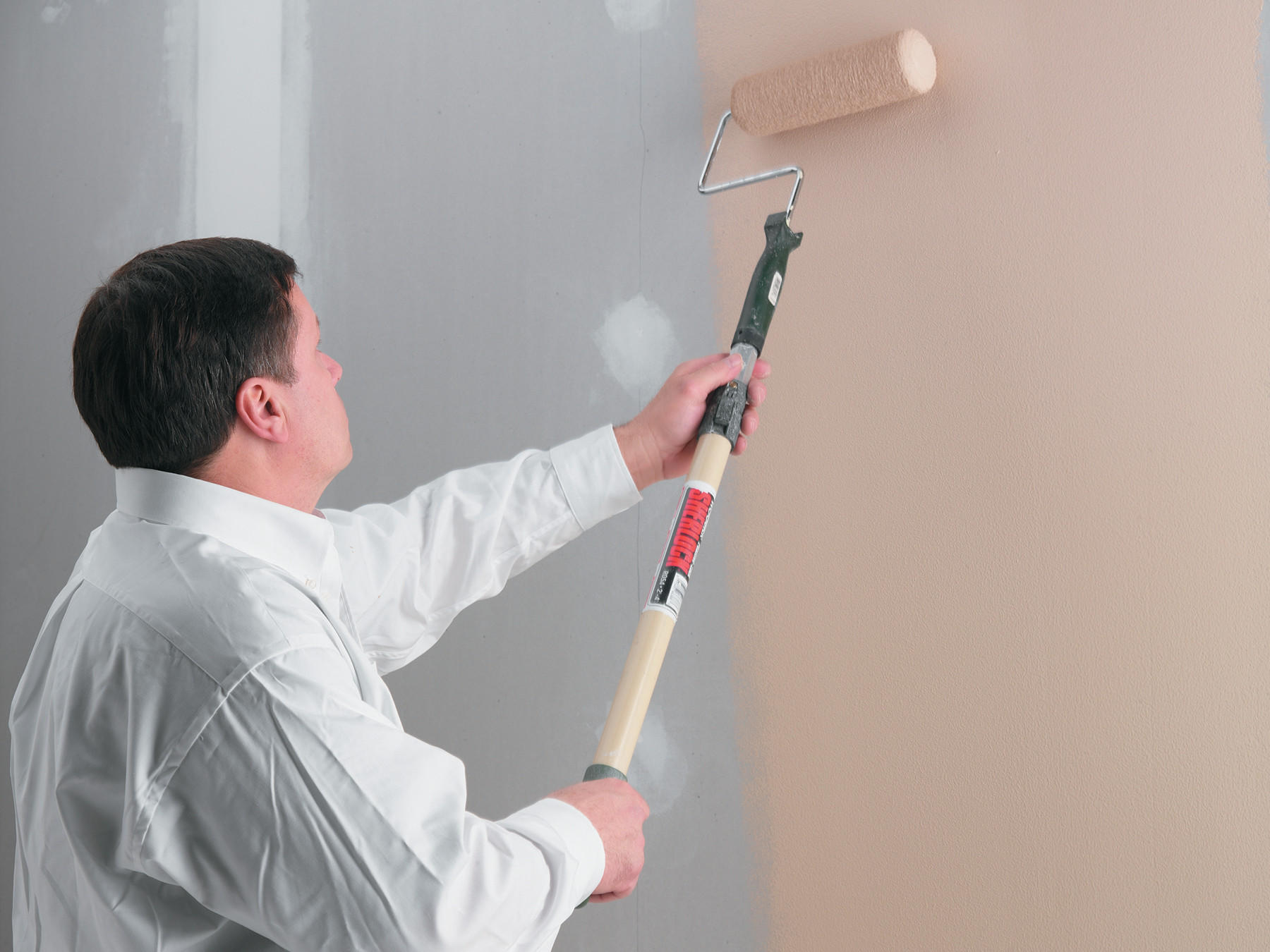 Выбор водоэмульсионной краски для квартиры, технология окрашивания стен и потолка видео