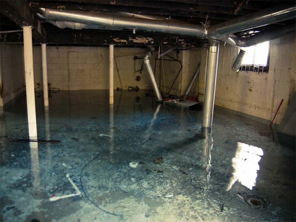 Залило водой тело. Вода в подвале. Затопленный подвал в частном доме. Затопило подвал. Затопление подвала грунтовыми водами.