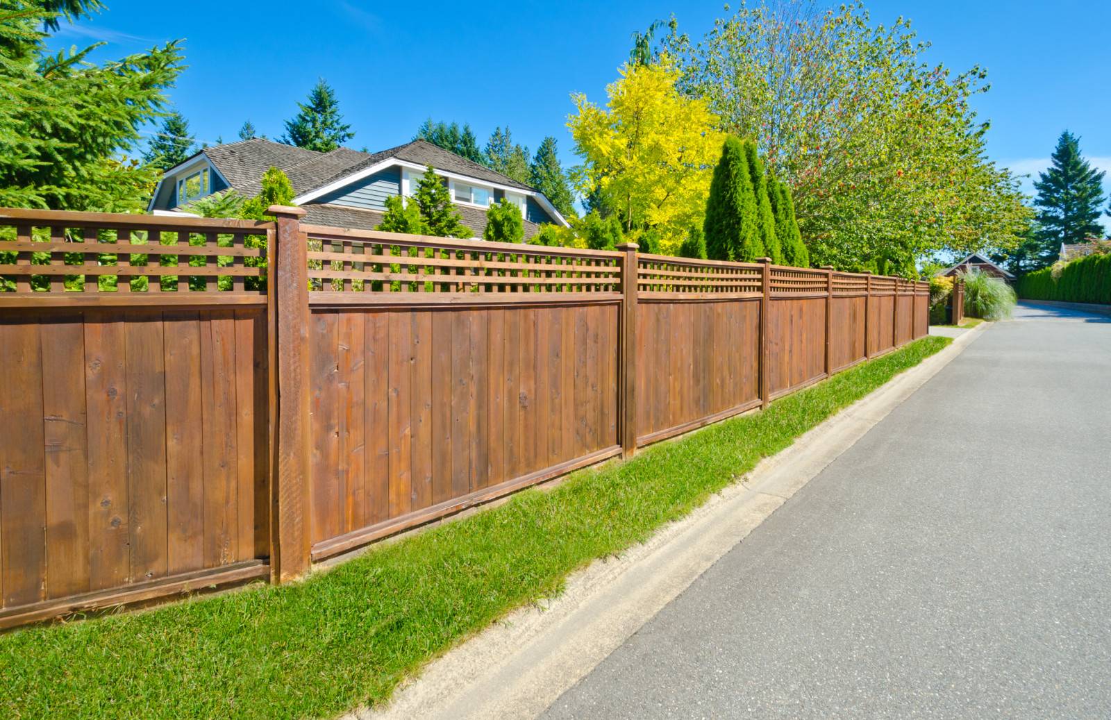 Заборы в реутове. Деревянный забор. Красивый забор. Современный деревянный забор. Сплошной деревянный забор.