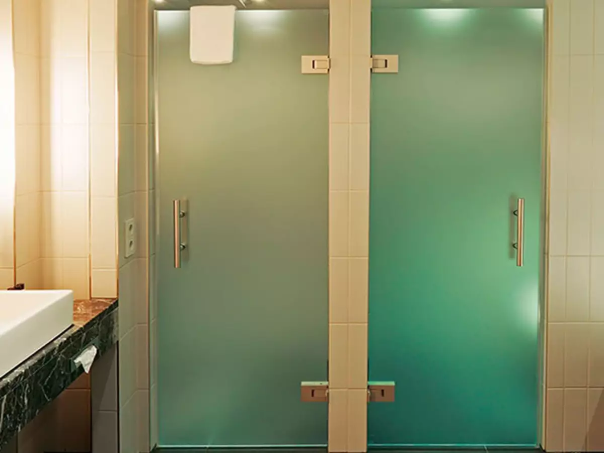 Стекло в дверь екатеринбург. Стеклянные двери для ванны. Стеклянная дверь в санузел. Стеклянные двери в ванную и туалет. Двери для ванной и туал.