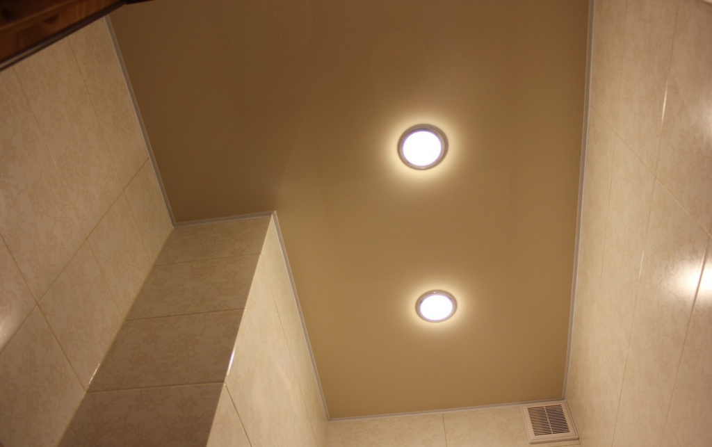 Натяжной потолок в туалет: цветной, дизайн с подсветкой, установка, фото, отзывы