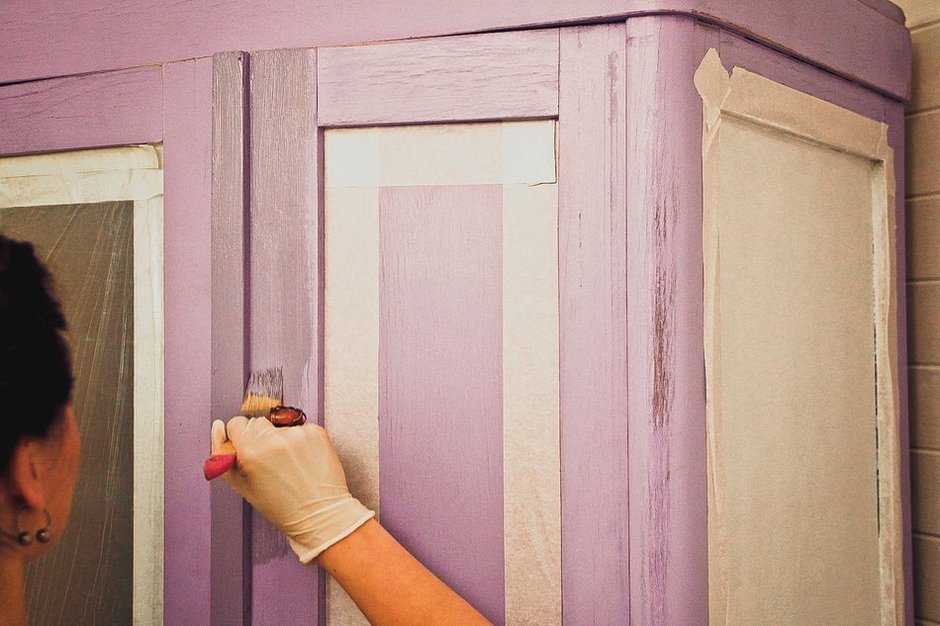 Чем покрасить уличную деревянную дверь?