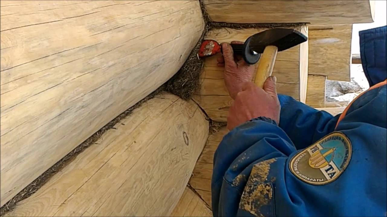 Нужно ли конопатить дом из профилированного бруса?