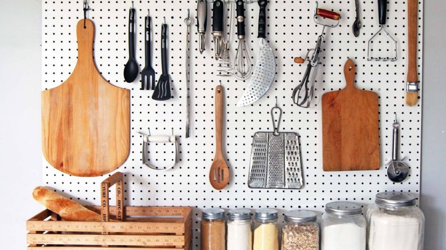 Узкая кухня: 15 советов по оформлению