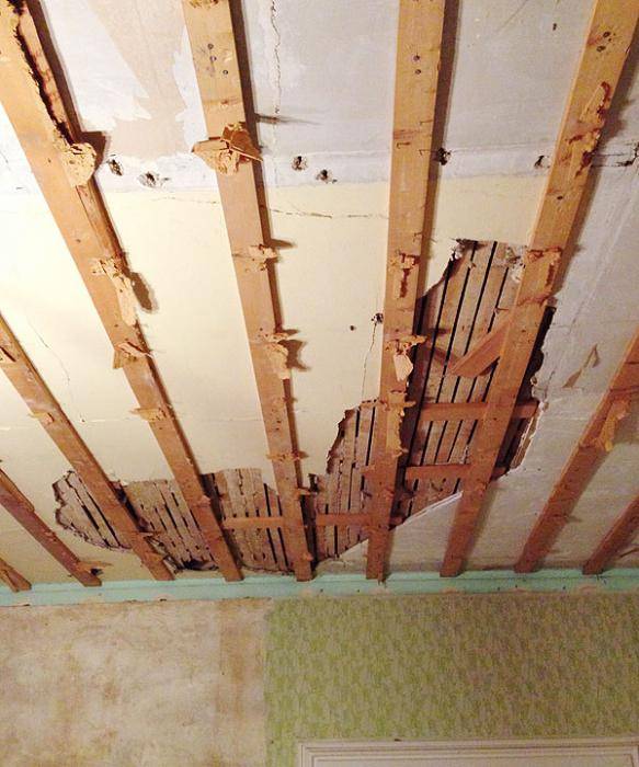 Как в деревянном доме выровнять потолок?