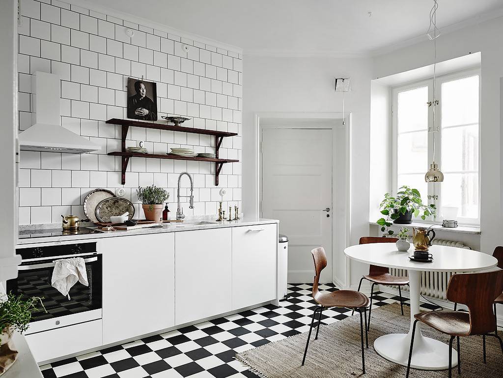 Кухня в скандинавском стиле - белый кухонный гарнитур в интерьере кухни гостиной, кухня в стиле сканди.