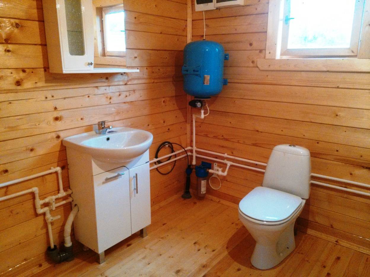 Теплый туалет в деревенском доме своими руками. коммуникации | дома на века