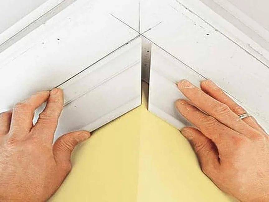 Как приклеить потолочный плинтус из пенопласта: пошаговая инструкция