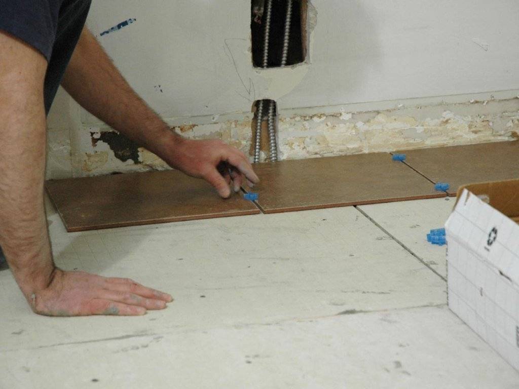 Деревянный пол в ванной: советы по монтажу и подбору дизайна покрытия