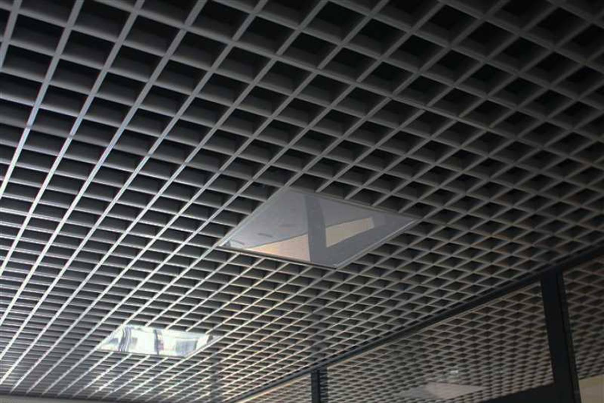 Потолок «грильято» (77 фото): монтаж подвесной ячеистой конструкции, растровый потолок типа «грильято» из дерева своими руками