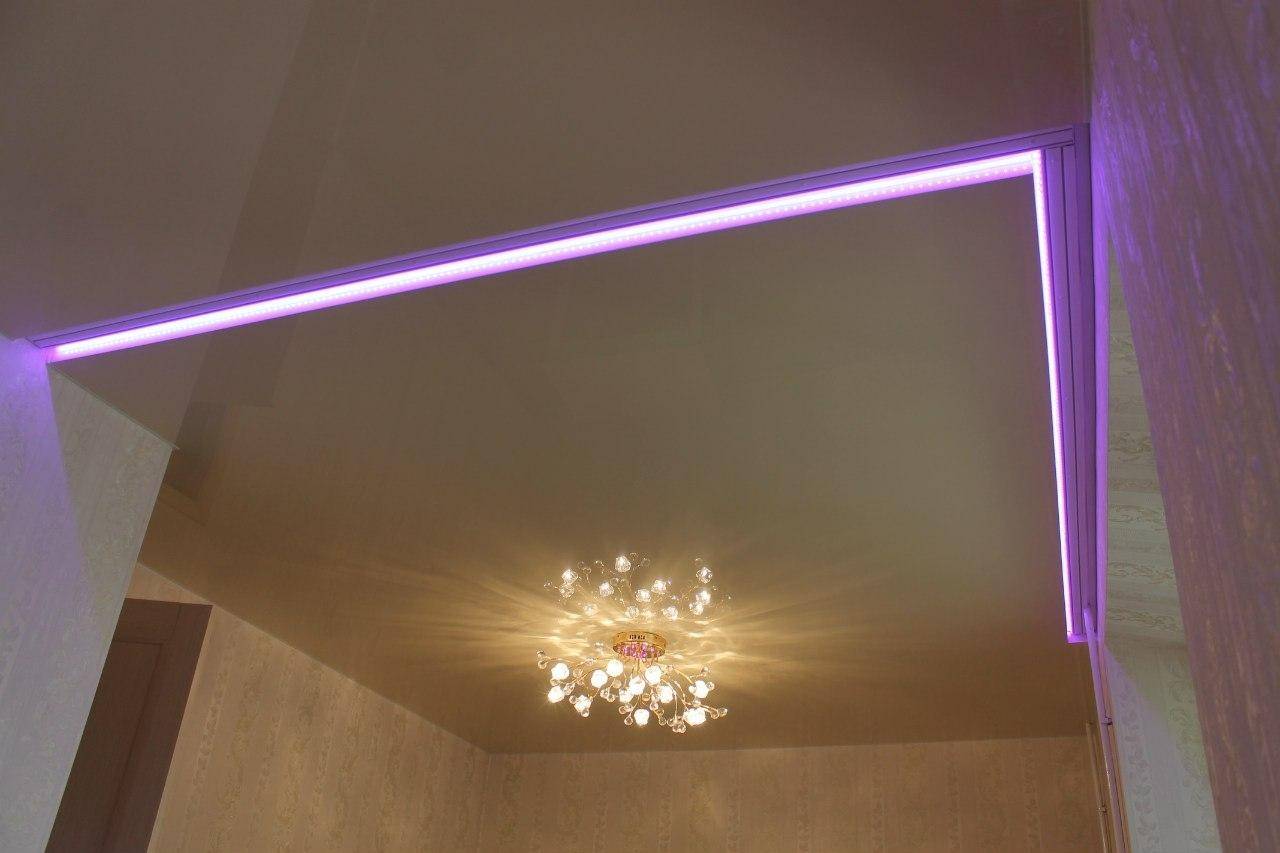 Натяжной потолок светодиоды. Потолок с подсветкой. Натяжные потолки с подсветкой. Натяжной с подсветкой. Светодиодная подсветка потолка.