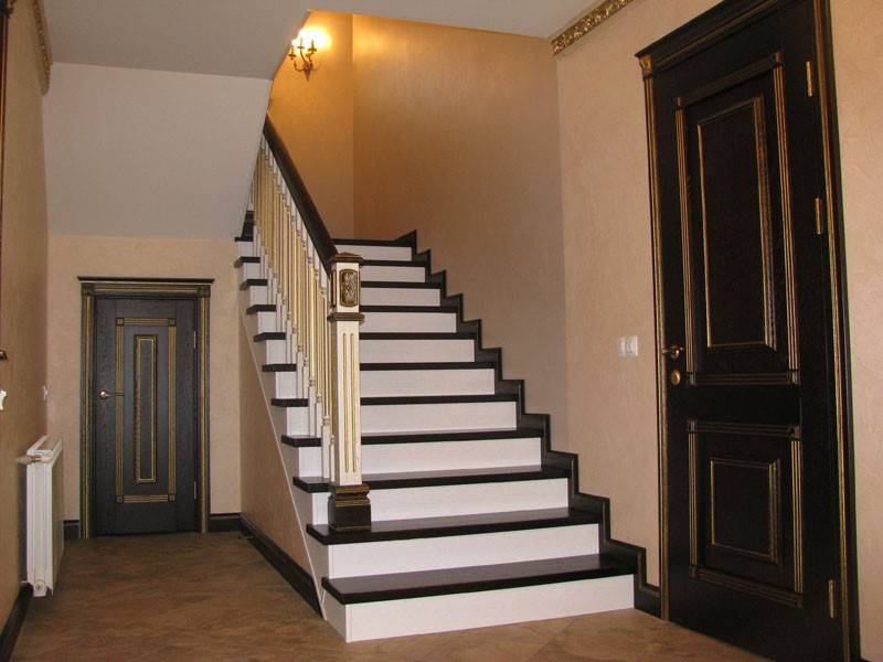 Чем покрасить деревянную лестницу на второй этаж?