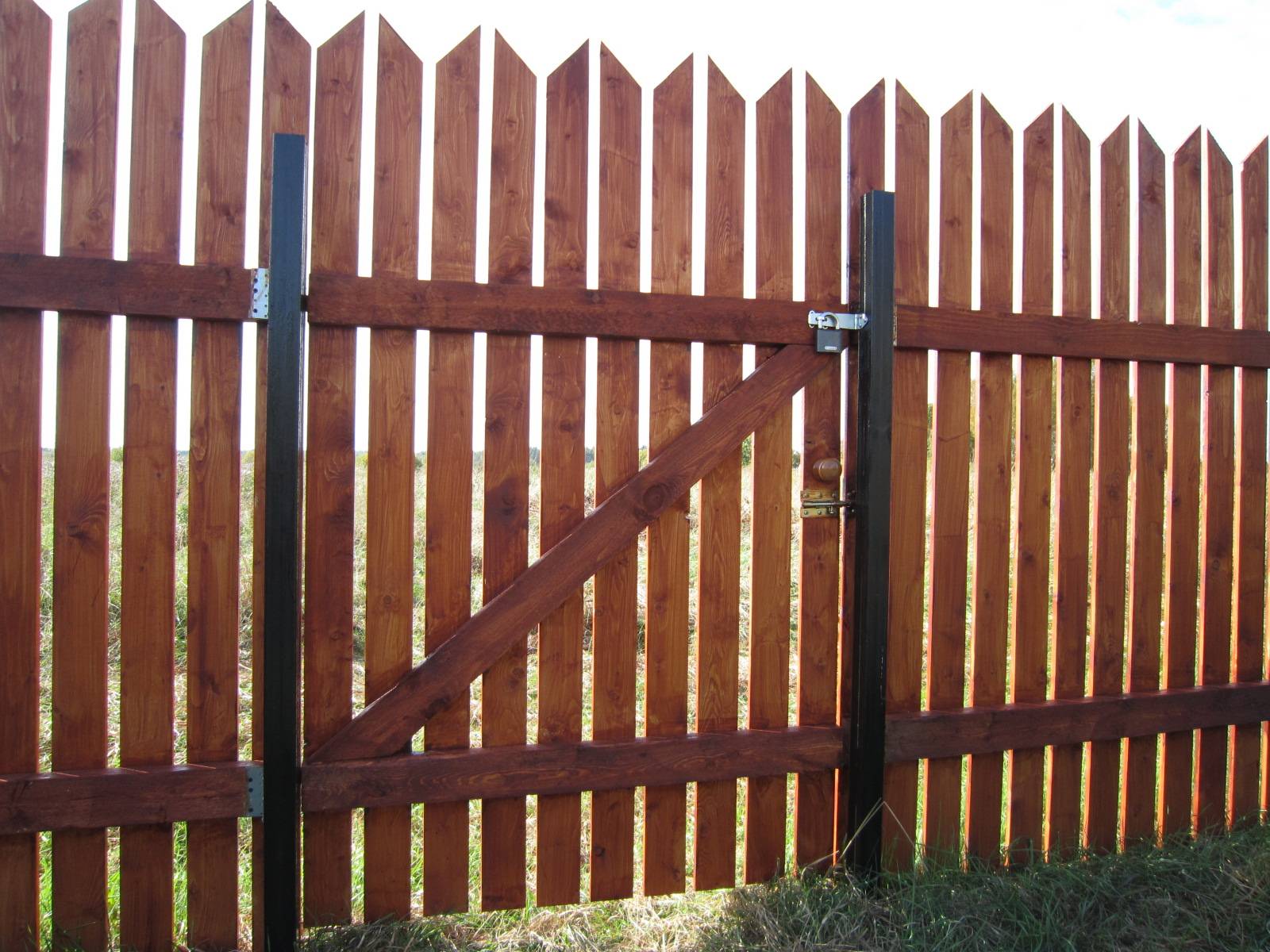 Как сделать забор из профлиста на деревянный каркас