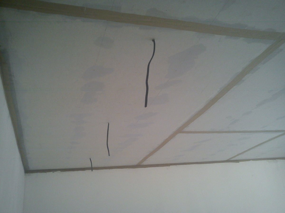 Трещины на потолке. Трещины на гипсокартонном потолке. Трещины на потолке из гипсокартона. Трещины гипсокартон потолок.