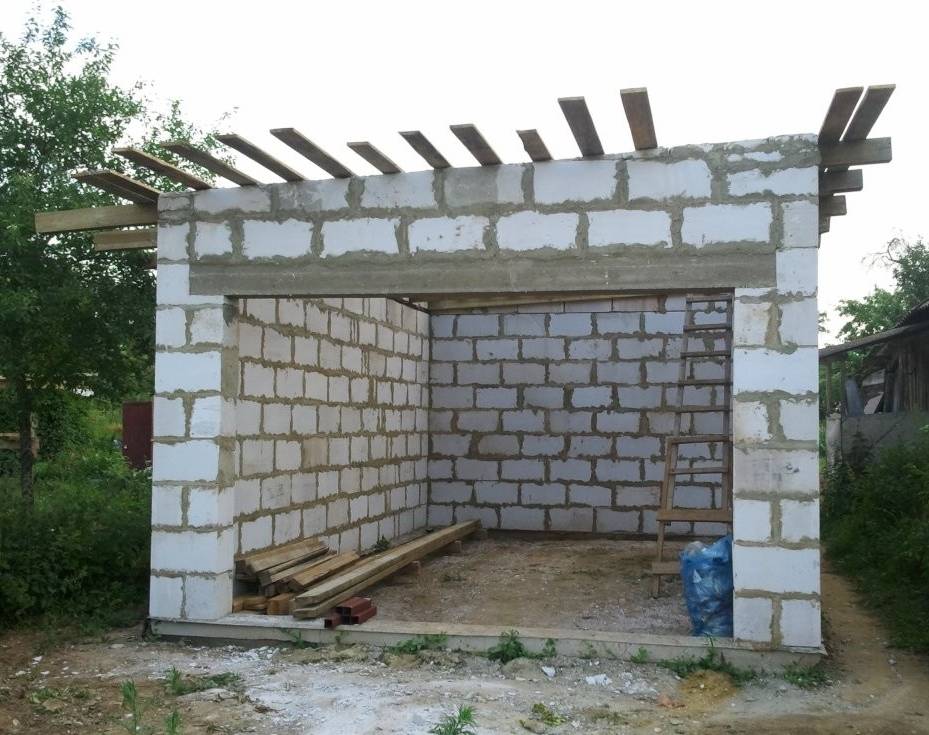 Сарай из газобетона своими руками: фундамент, с односкатной крышей, отступ от забора