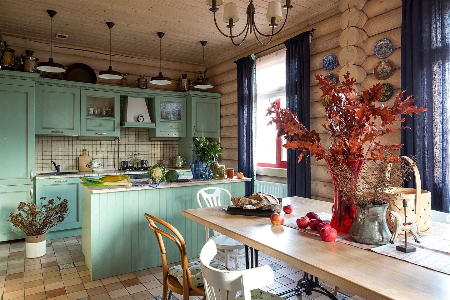 Стиль рустик в интерьере: кухня и мебель в рустикальном стиле, стол - деревенский уют для загородного дома