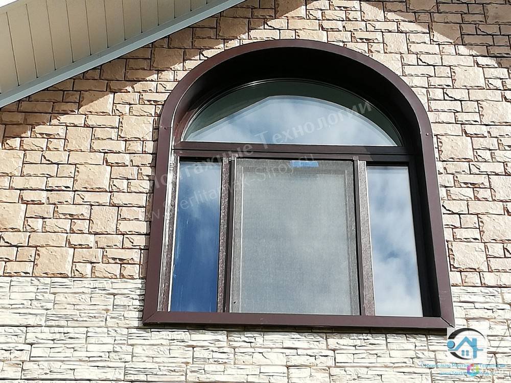 Металла пластиковые окна. Арочные откосы Альта профиль. Отделка арочных окон снаружи. Арочные откосы на окна. Отделка арочного окна.