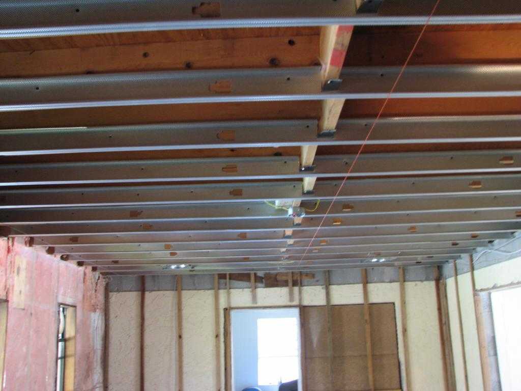 Чем выровнять потолок в деревянном доме. когда нужно выравнивать деревянный потолок | идеи дизайна интерьера