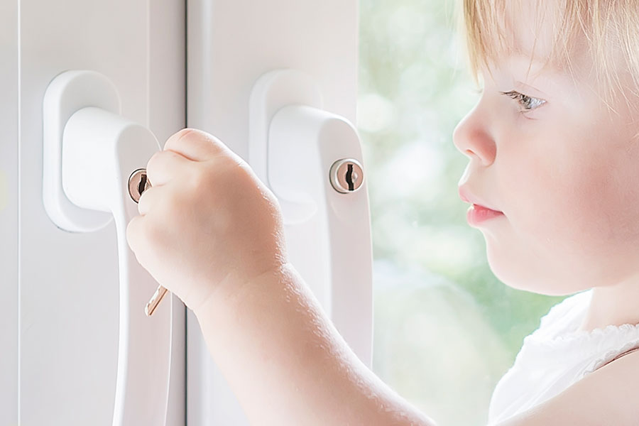  замки на окна для безопасности детей: виды, особенности, правила установки