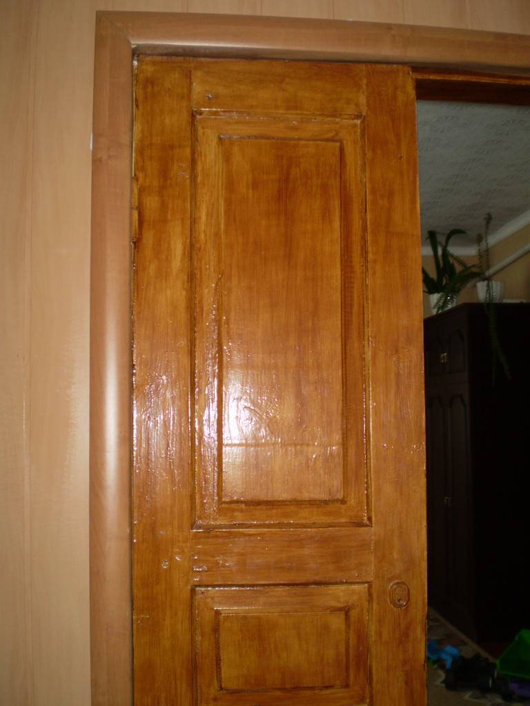 Как отреставрировать деревянную дверь своими руками