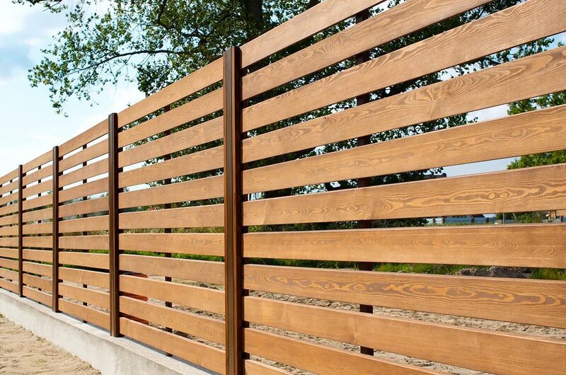 Деревянный забор на металлических столбах – правила монтажа