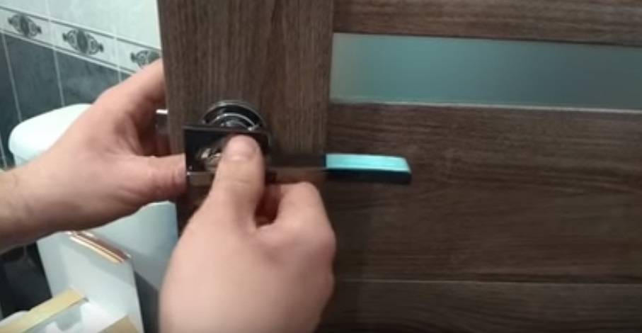 Как собрать дверную ручку межкомнатной двери?