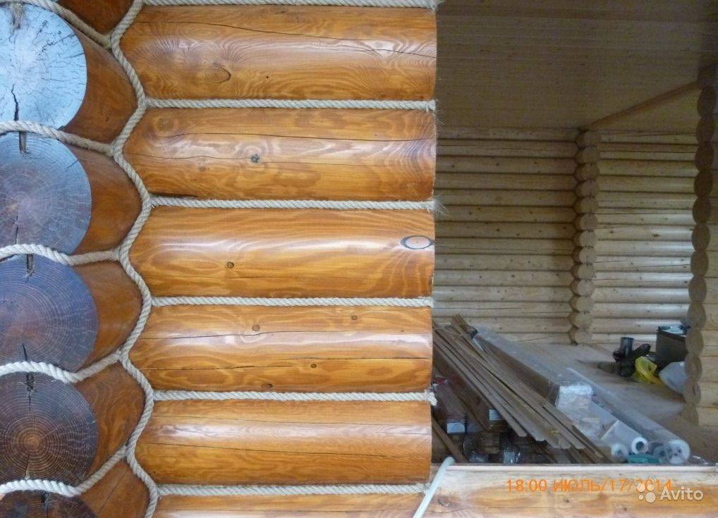 Нужно ли конопатить бревенчатые стены перед обшивкой дома сайдингом?