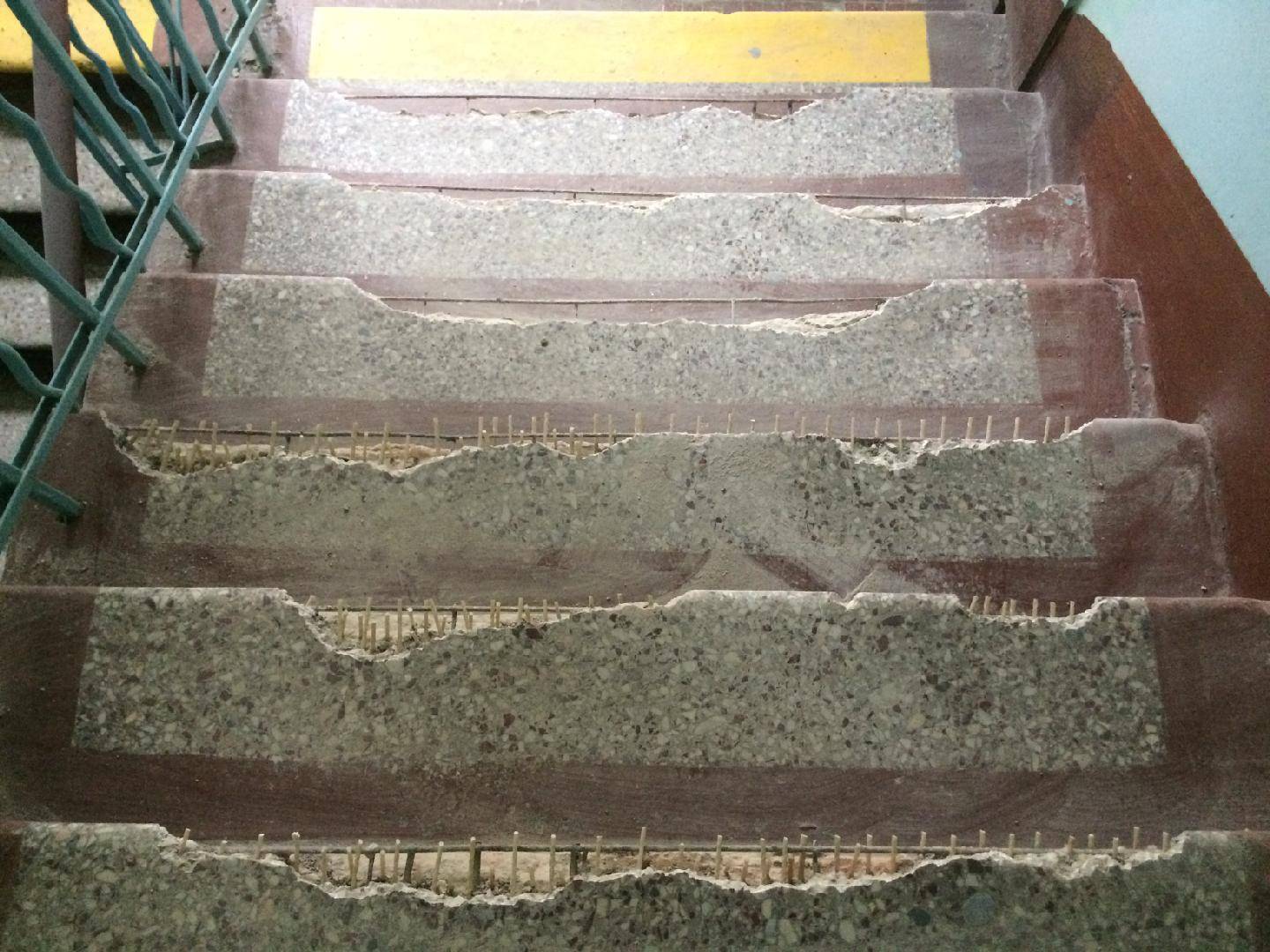 Устранение сколов ступеней из камня. Сколы на ступенях лестницы. Разрушенные бетонные ступеньки. Сколы на ступенях лестничных маршей. Разрушение бетонных лестниц.