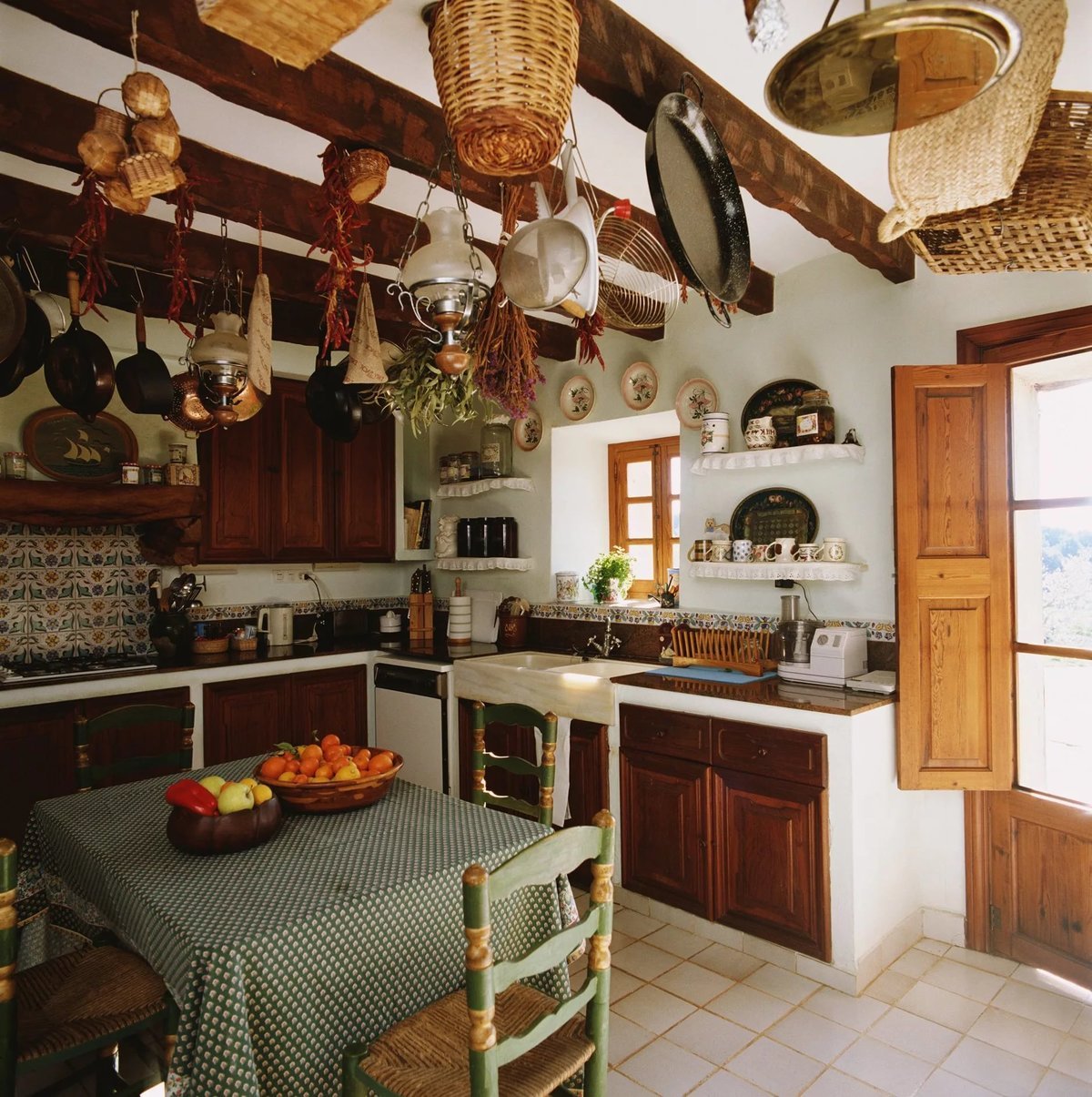 уютная кухня в деревенском стиле