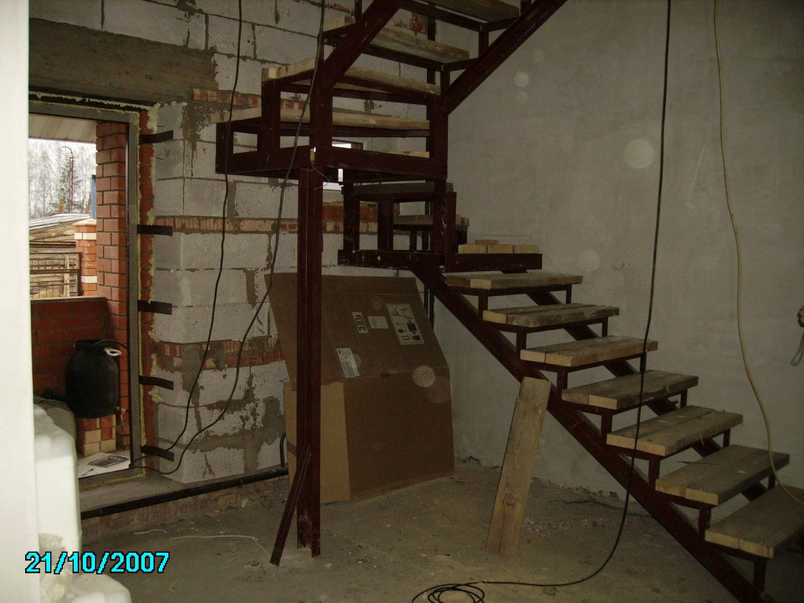 Второй этаж из профильной трубы. Лестница металл 40на40 труба. Сварная металлическая лестница на второй этаж. Лестница на металлическом каркасе. Металлическая лестница из профильной трубы.