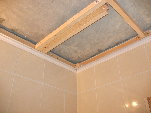 Потолок в ванной из пластиковых панелей секреты монтажа
