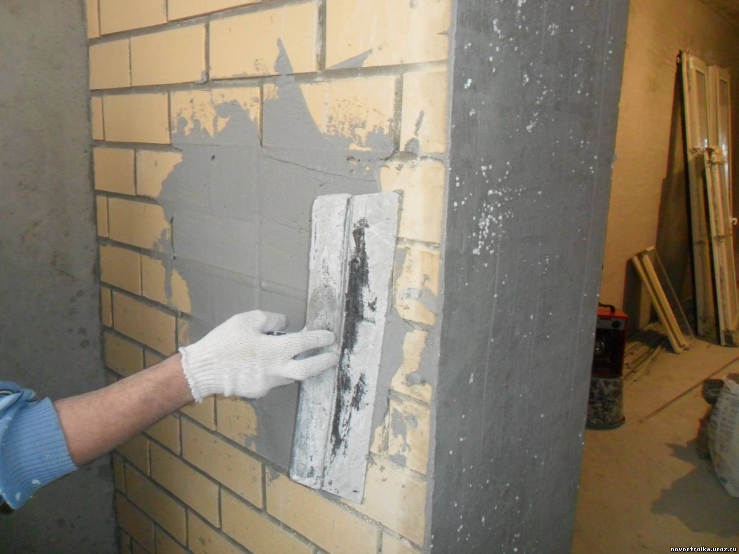 Как правильно оштукатурить кирпичную стену?