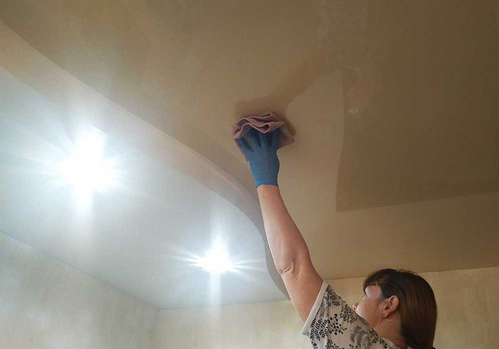 Как помыть потолок из плитки пенопласта