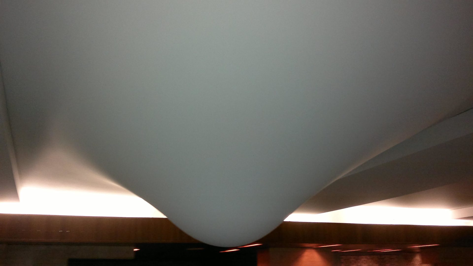 Почему провисает натяжной потолок? (7 фото)