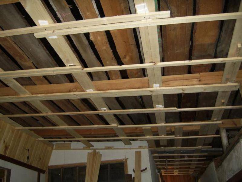 5 советов как поднять низкий потолок в деревянном доме