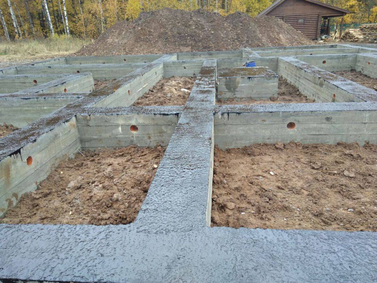 Заливка ленточного фундамента своими руками (без опыта, одному): можно ли поэтапно, частями, как правильно заливается бетон?